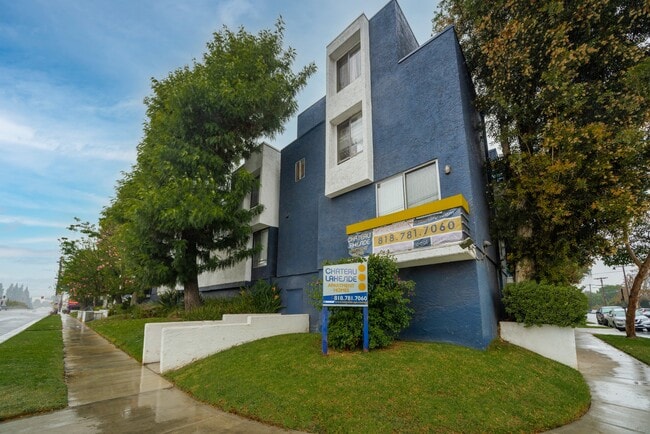 Photo - Chateau Lakeside Apartments