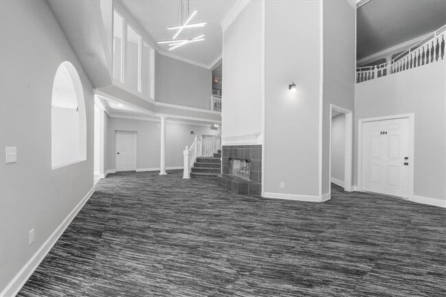 Building Photo - 5399 Northland Dr NE Unit 204