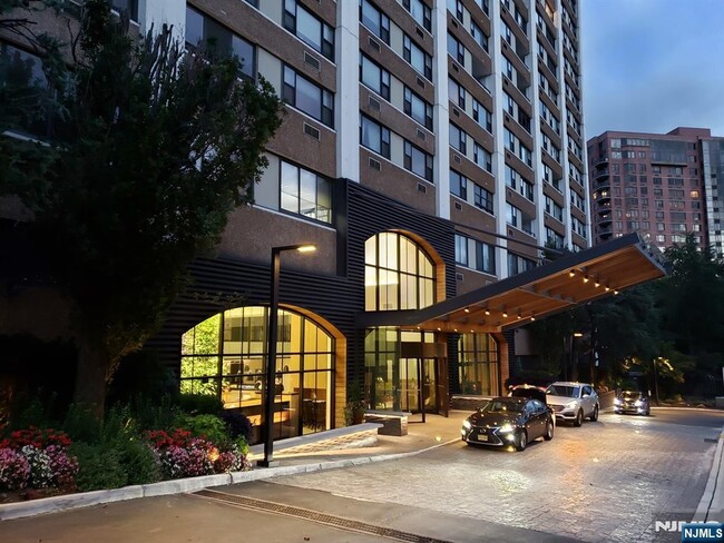 Building Photo - 250 Gorge Rd Unit 18K