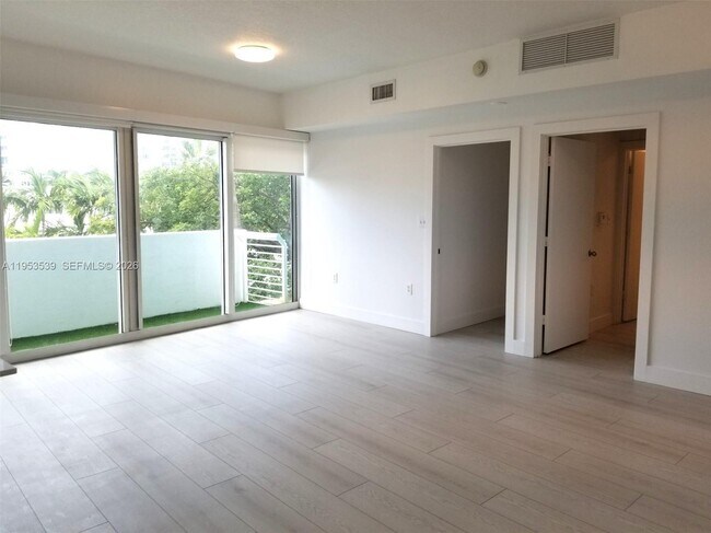 6580 Indian Creek Dr Unit 201
