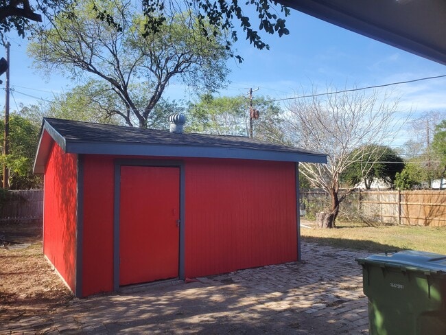 Trastero - 1705 Brownfield Rd