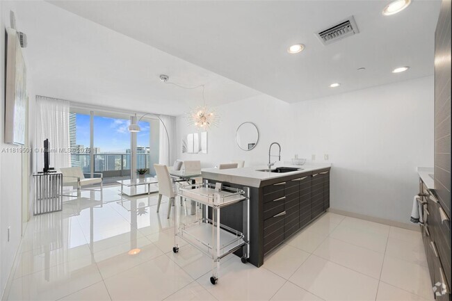 Building Photo - 200 Biscayne Blvd Way Unit 4314 Rental
