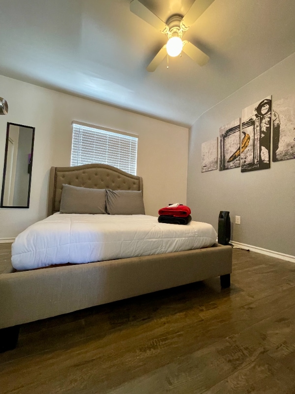 Photo - 2115 N Raymond Ave Unidad 2109 Raymond