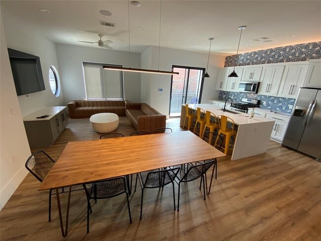 Photo - 925 E 30th St