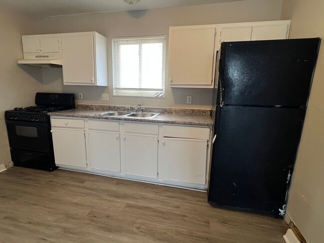 Photo - East Ridge Apartments - Remodeled 2 bedroom unit w/ Balcony Unidad 2304 N Ritter Ave- 12