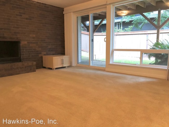 Photo - 3 bed 2 bath Duplex Great Yard!