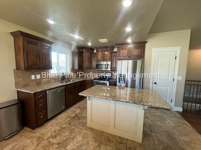 Photo - 340 Chateau Dr