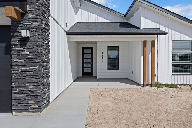 Photo - 1138 Crestview Dr