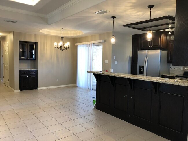 ¡Impresionante unidad con muchas comodidades! - 6701 N 8th St Unidad B