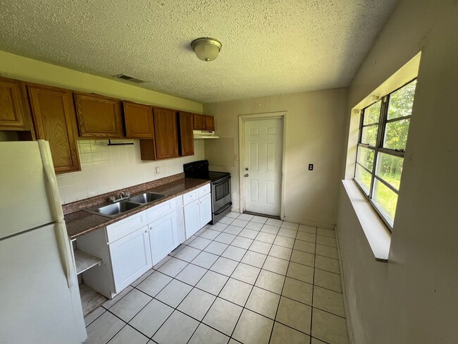 Photo - HUGE 3BR/1BA Dade City Home w/Large Bedroo...
