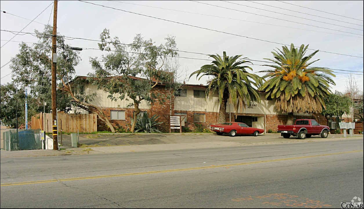 Photo - 6476 Victoria Ave