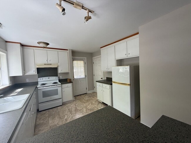Photo - 1504 Gold St N