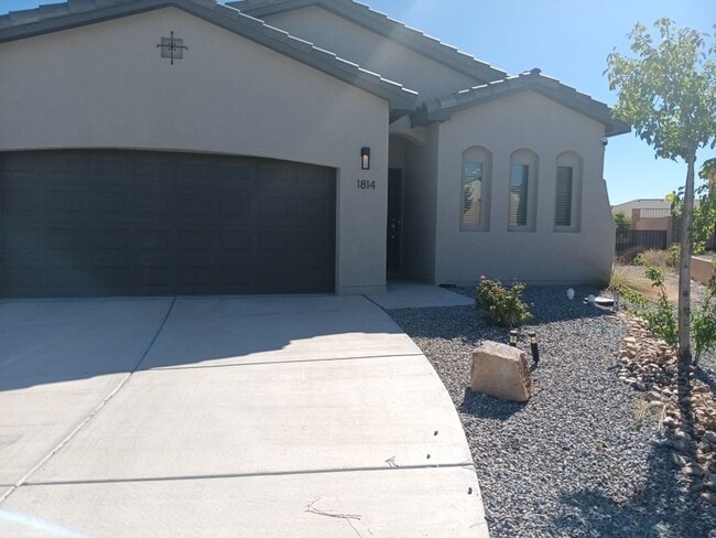 Building Photo - 3 Bedroom, 2 Bathroom Home! Schedule a Sho...