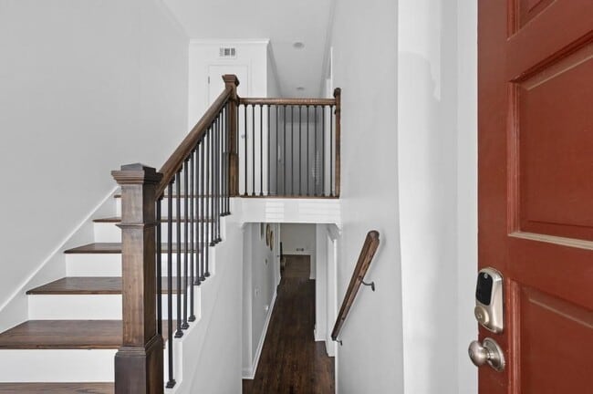 Photo - 1744 Woodcliff Pl NE