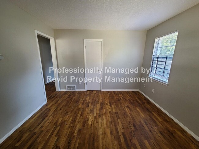 Photo - 4989 Wilburn Ave