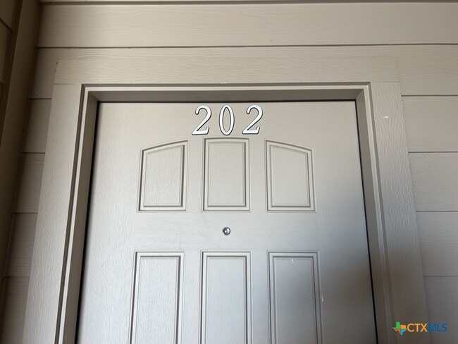 Building Photo - 2710 S Clear Creek Rd Unit 202