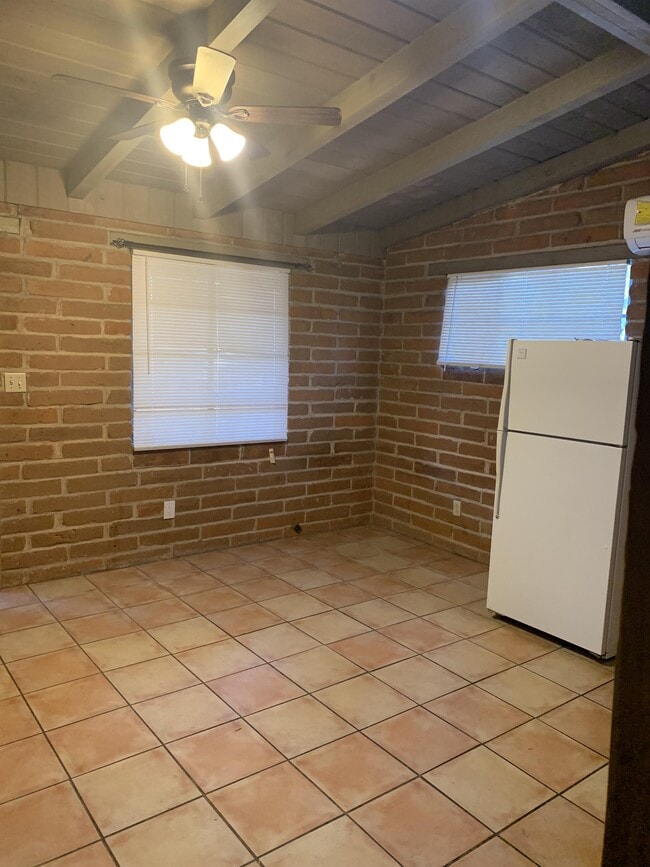 Photo - 2537 E Elm St Unit 1