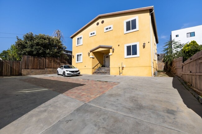 Photo - 4 Bed / 3 Bath Townhouse - Across the street from USC Keck Medical Center! Unit 1534 N Soto