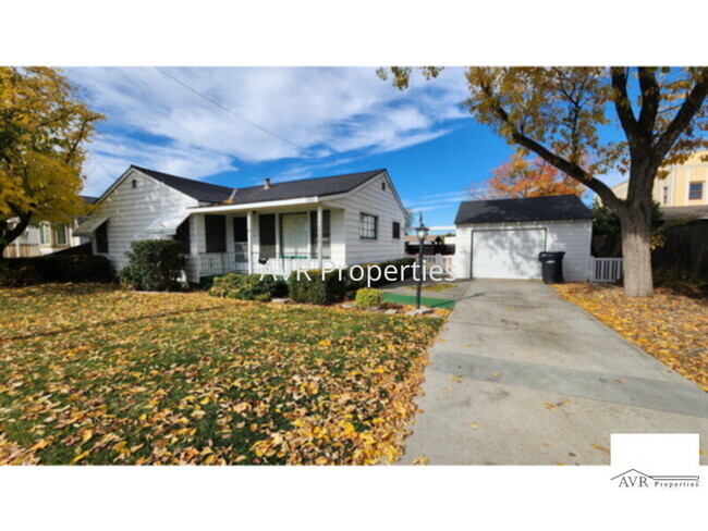 Building Photo - Lovely downtown three bedroom home