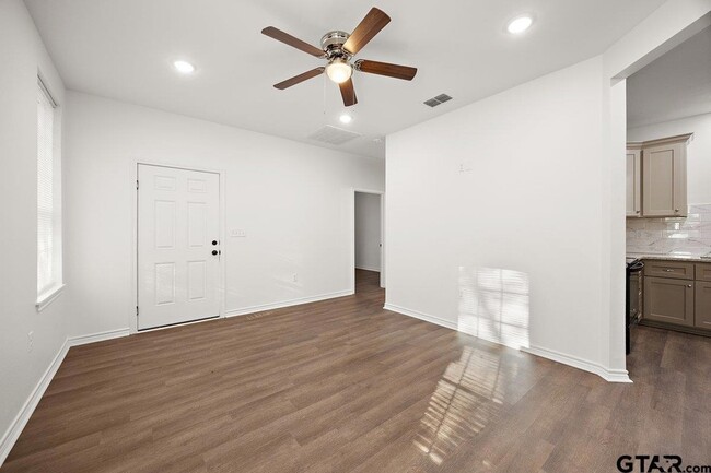 Photo - 504 Neches St