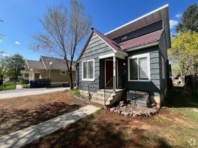 Building Photo - Newly Renovated 3 Bed, 2 Bath With Amazing... Unit A Rental