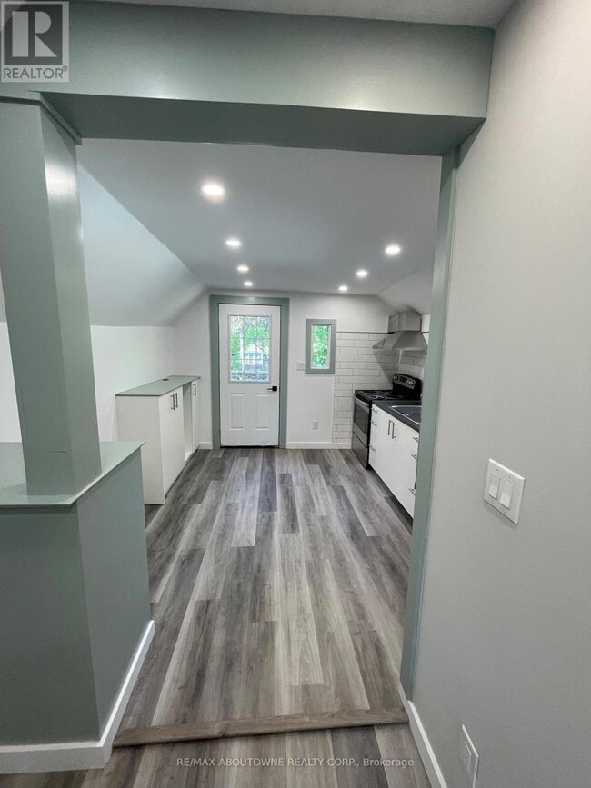 Photo - 759 Barton St E