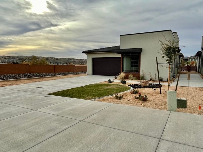 Building Photo - Three Bedroom Home in Woodland Estates