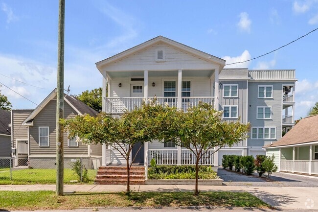 Building Photo - Fully Furnished Downtown Rental