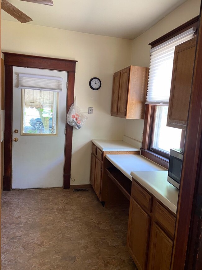 Cute 2 bedroom house with fenced yard Rental For Rent in Springfield ...