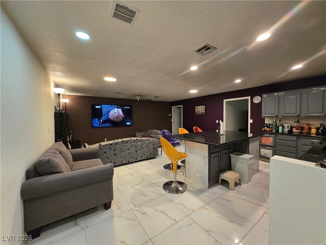 Photo - 2755 Mann St