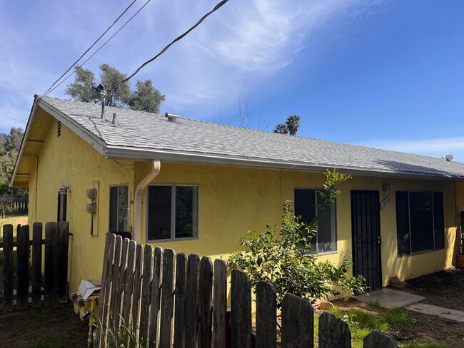 Beautiful Fallbrook duplex with 2 bedrooms... - Beautiful Fallbrook duplex with 2 bedrooms... House