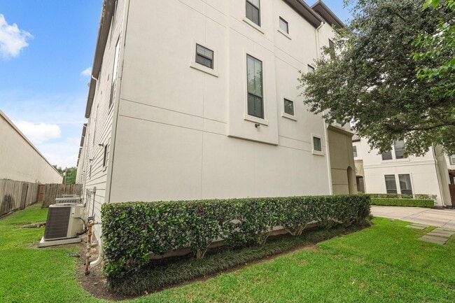Photo - 3101 Fairdale Oaks E