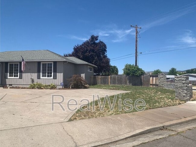 Photo - 210 Sweetbrier Dr