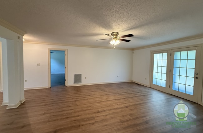 Photo - 2071 Howlong Ave