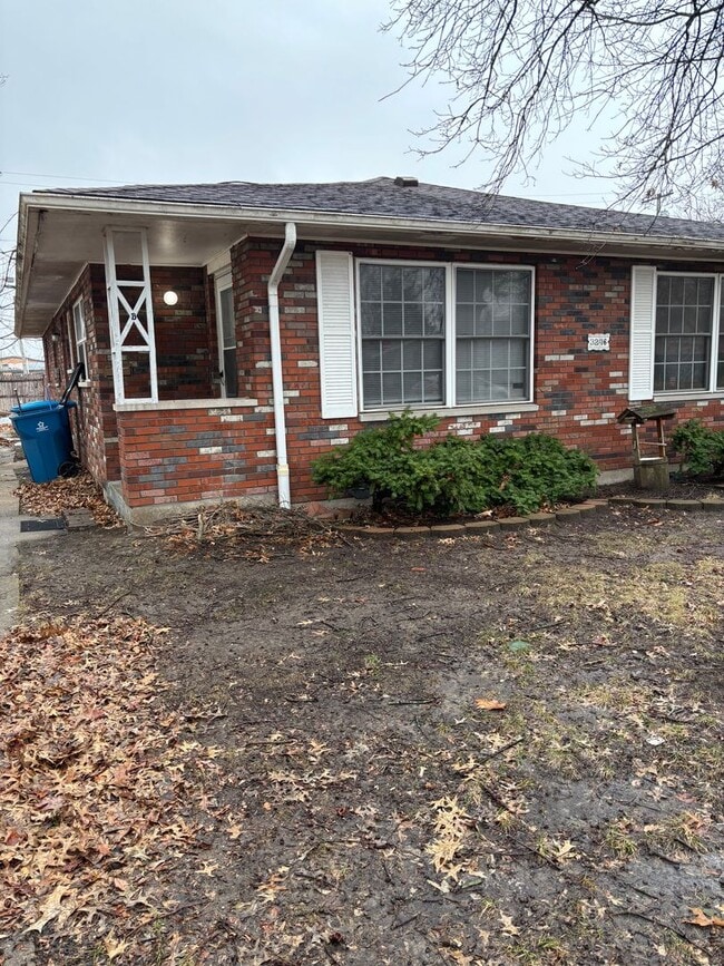 Building Photo - Kilarney Drive Unit Kilarney  B