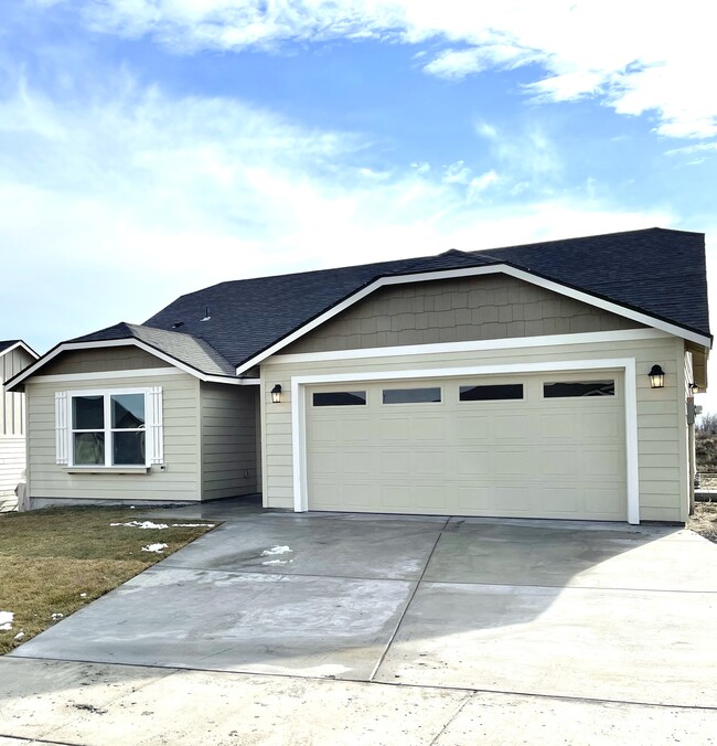 Building Photo - 4245 Cove W Dr