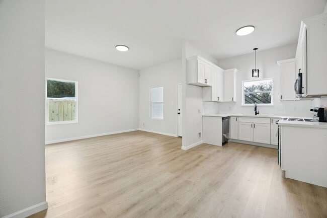 Photo - 301 Cartersville St Unit A