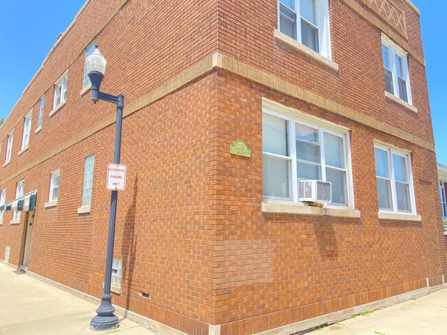 Building Photo - Spacious 2 Bedroom Apartment in Whiting Unit 2R