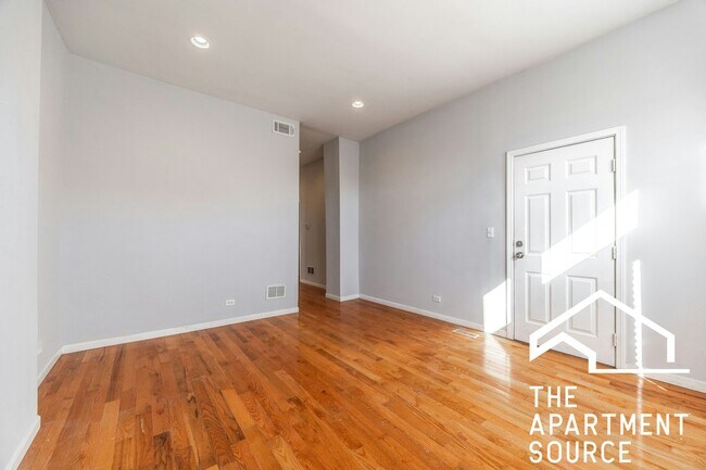 Photo - 2416 N Maplewood Ave Unit 1F