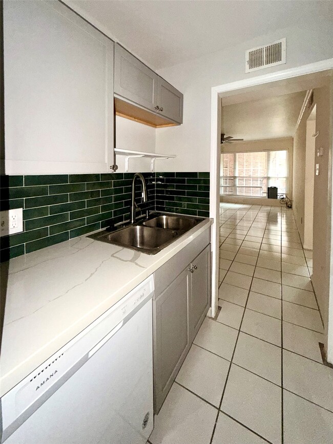 Building Photo - 2507 Montrose Blvd Unit 13