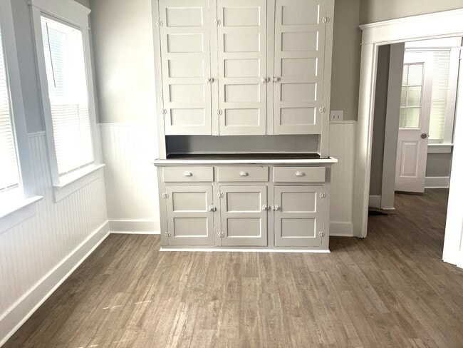 Building Photo - 820 Wayne St Unit 2