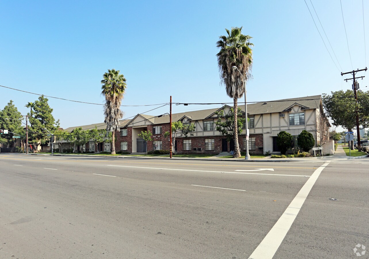 Photo - 1100 S Magnolia Ave Apartments
