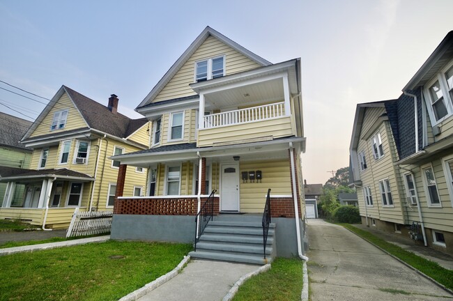 Building Photo - 807 Brewster St Rental