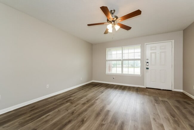 Photo - 261 Kellyn Ct
