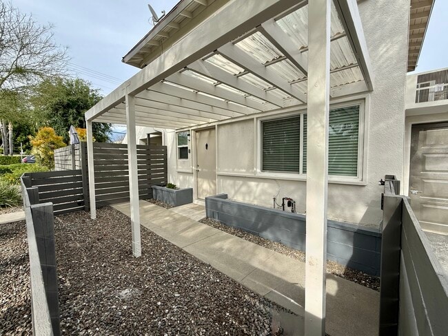 Private front courtyard - 212 E 8th St Unit B