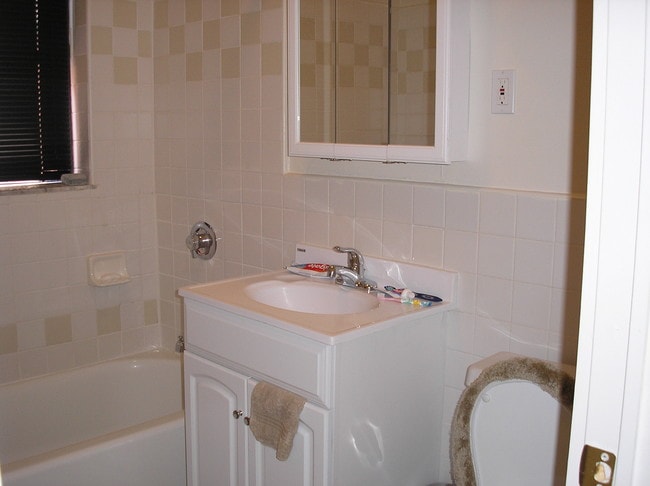 Photo - Modern Kit/Bath, Heat/HW included, Professional Managers