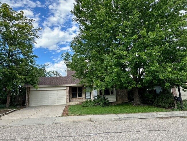 Building Photo - Sun-Filled 3-Bed, 2.5-Bath home with Deck ...