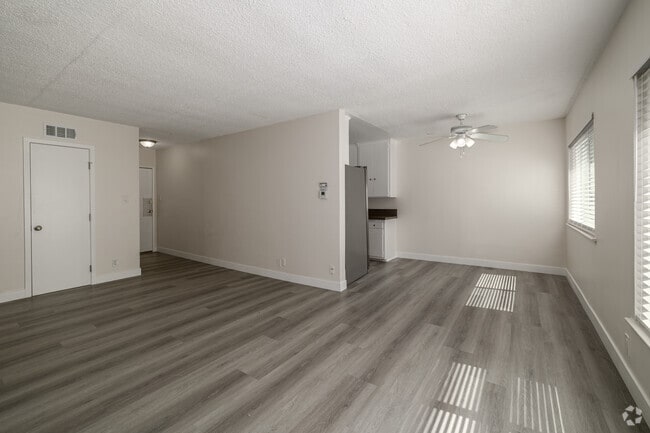 2BR, 2BA - 800SF - Living Room