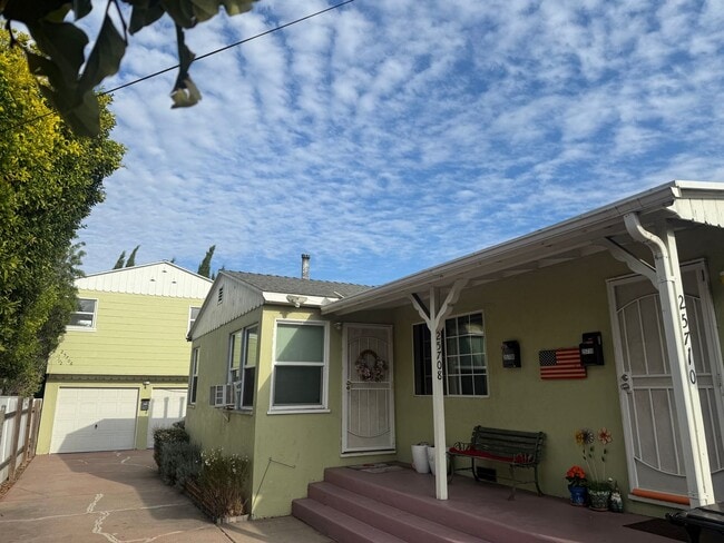 Building Photo - Eshelman Ave Unit 25706 1/2 Rental