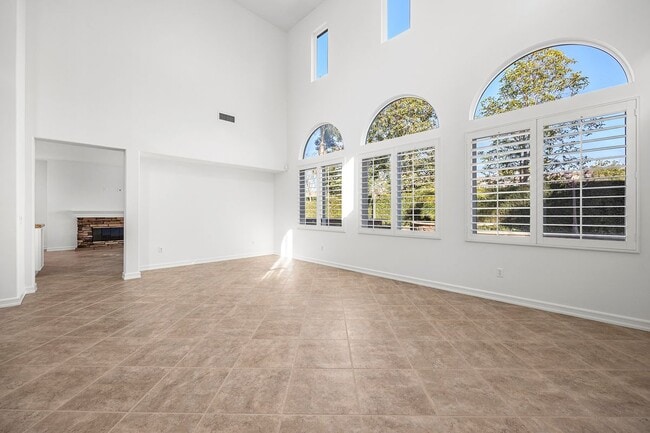 Photo - 2556 Pearblossom St